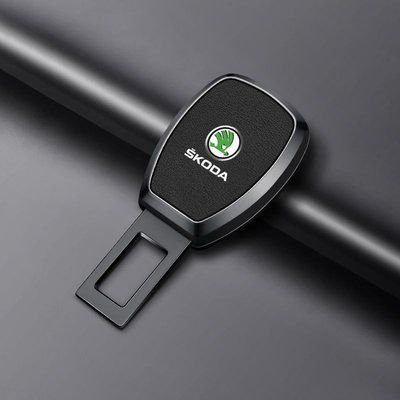 Заглушка переходник ремня безопасности с логотипом Skoda, благородный черный (модель 1120) 1120 фото