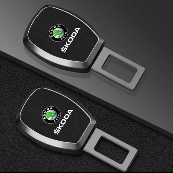 Заглушка переходник ремня безопасности с логотипом Skoda, благородный черный (модель 1120) 1120 фото