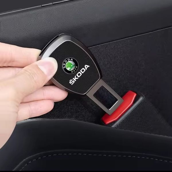 Заглушка переходник ремня безопасности с логотипом Skoda, благородный черный (модель 1120) 1120 фото