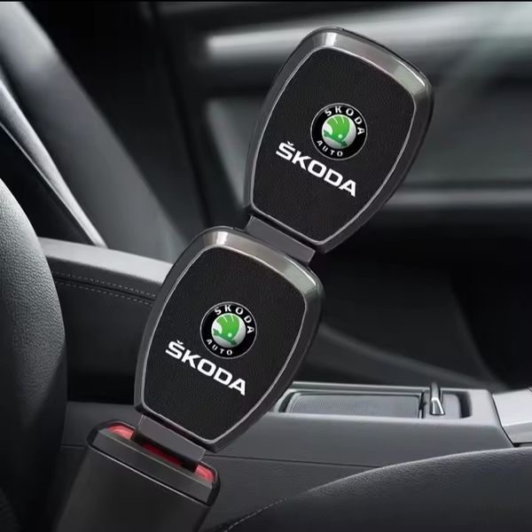Заглушка переходник ремня безопасности с логотипом Skoda, благородный черный (модель 1120) 1120 фото