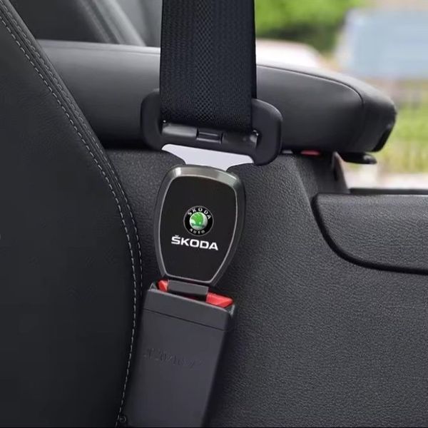 Заглушка переходник ремня безопасности с логотипом Skoda, благородный черный (модель 1120) 1120 фото